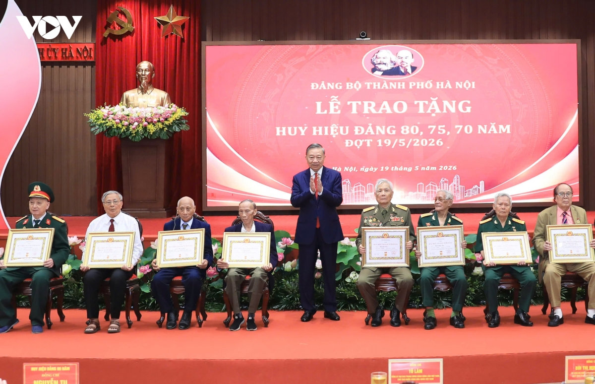 tổng bí thư, chủ tịch nước tô lâm trao tặng huy hiệu Đảng cho đảng viên lão thành tại hà nội hình ảnh 2 tong bi thu, chu tich nuoc to lam trao tang huy hieu Dang cho dang vien lao thanh tai ha noi hinh anh 2