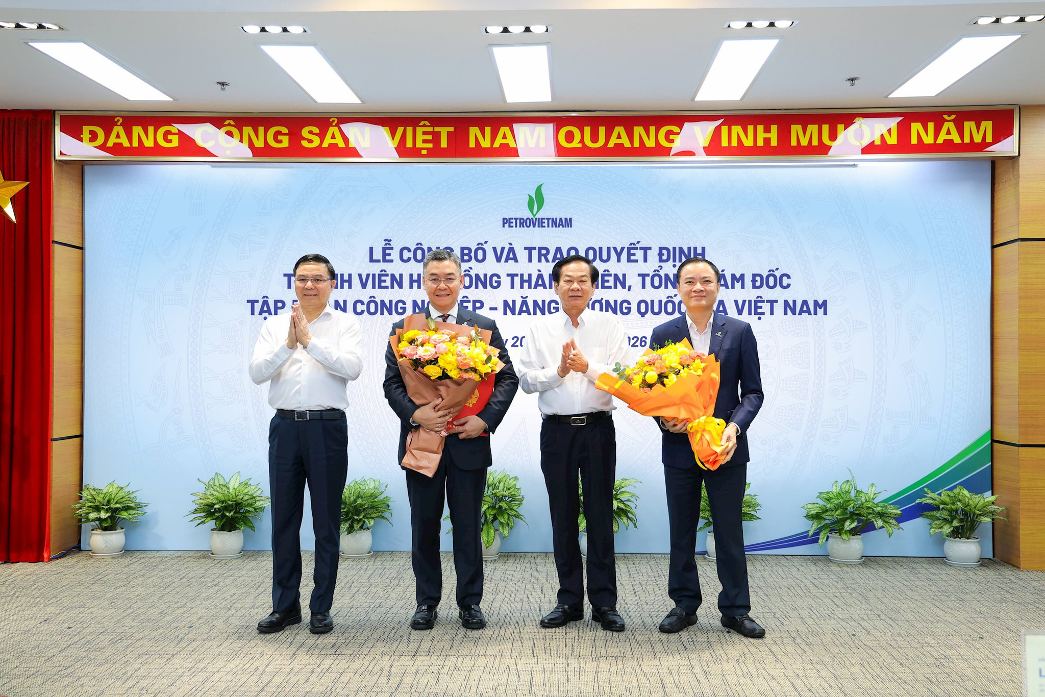 bo-truong-bo-noi-vu-do-thanh-binh-va-bo-truong-bo-cong-thuong-le-manh-hung-chuc-mung-petrovietnam-da-kien-toan-nhan-su-lanh-dao-cap-cao-1-.jpg