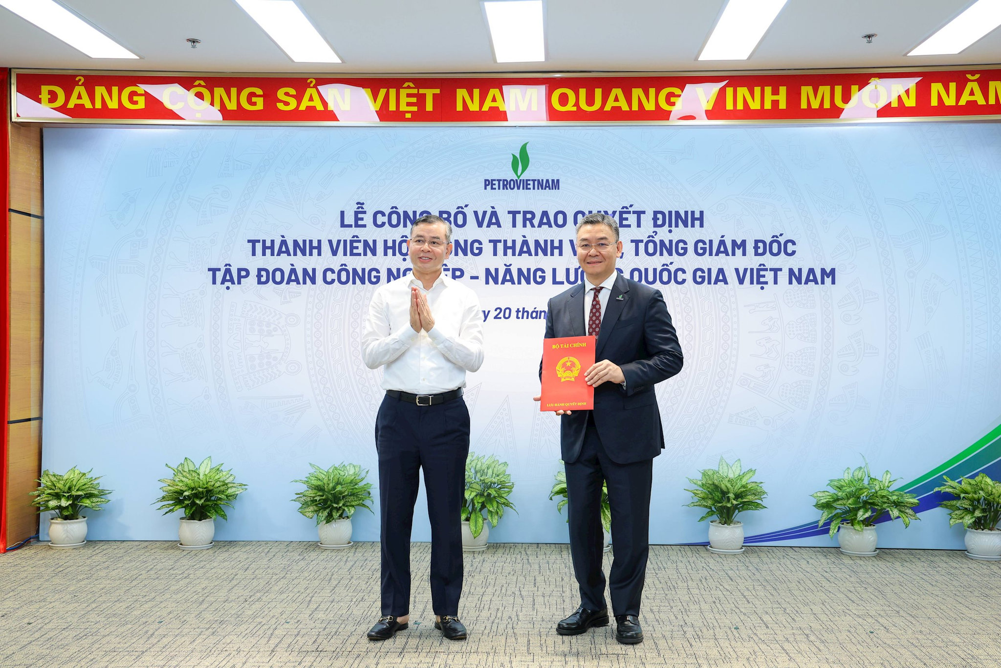 bo-truong-bo-tai-chinh-ngo-van-tuan-trao-quyet-dinh-bo-nhiem-thanh-vien-hdtv-petrovietnam-cho-ong-le-manh-cuong-1-1-.jpg