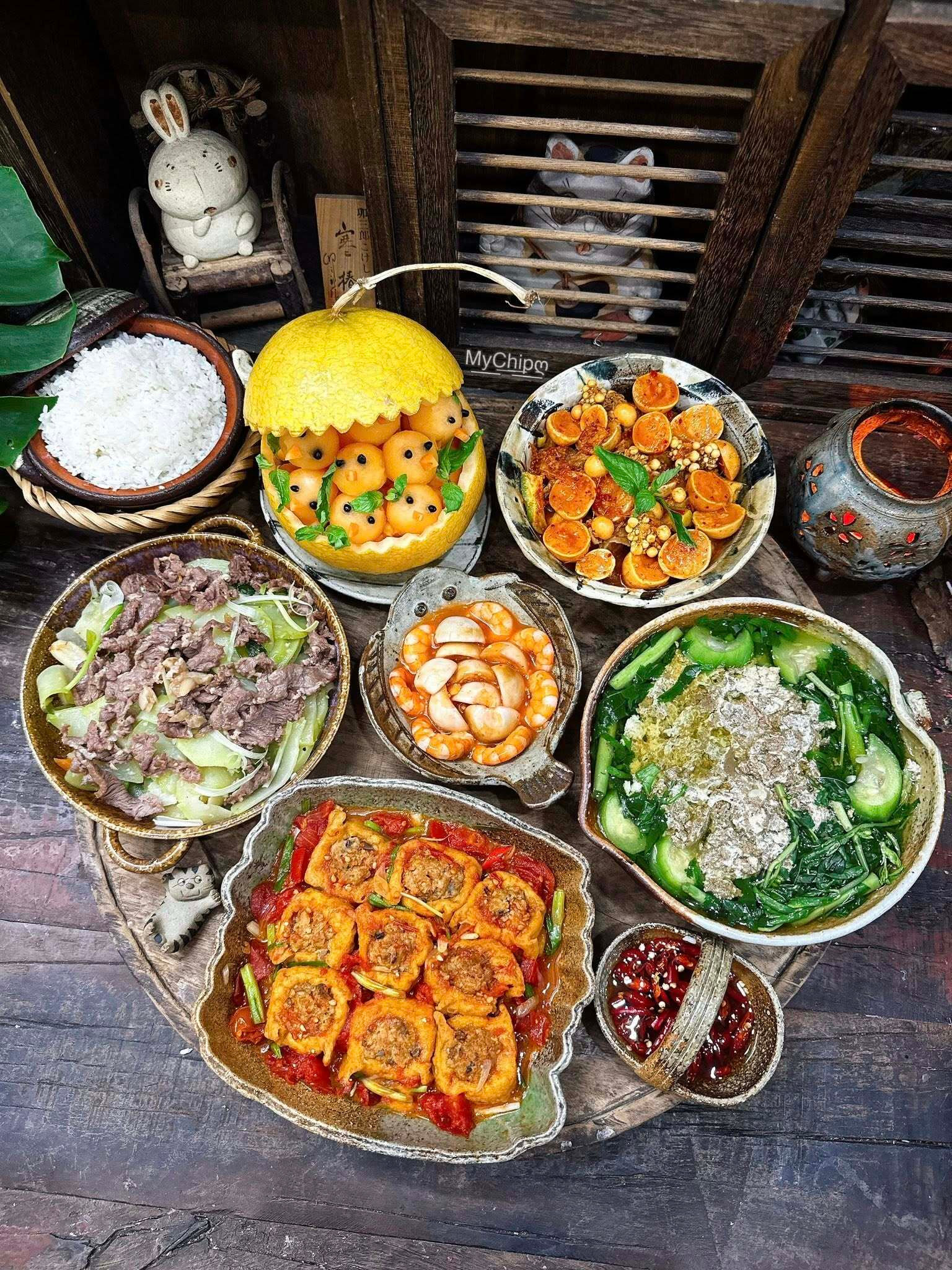 Mâm cơm có món canh cua cà pháo, đậu nhồi thịt sốt cà chua, trứng non sốt thái, su su xào bò, dưa vàng tráng miệng.