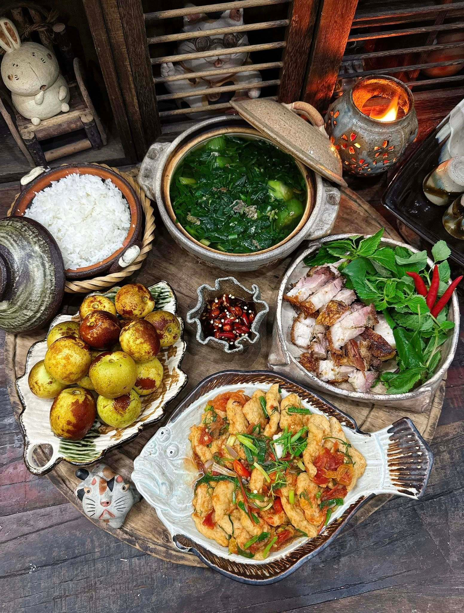 Thực đơn gồm món chả cá sốt cà chua, thịt quay, canh cua, hồng táo tráng miệng.