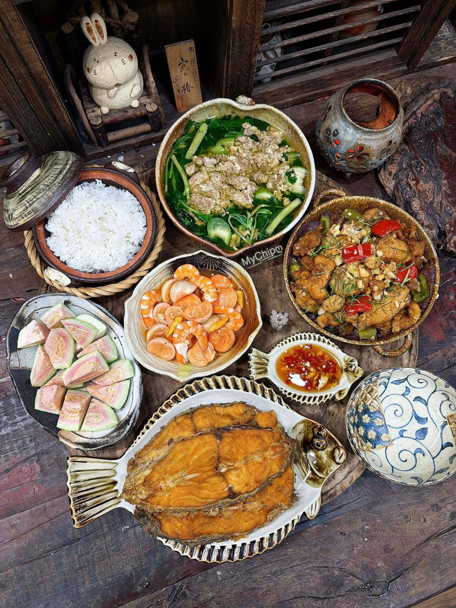 Bữa cơm có món canh cua cà pháo, cá trắm rán giòn, gà ri chiên mắm, ổi đào tráng miệng.