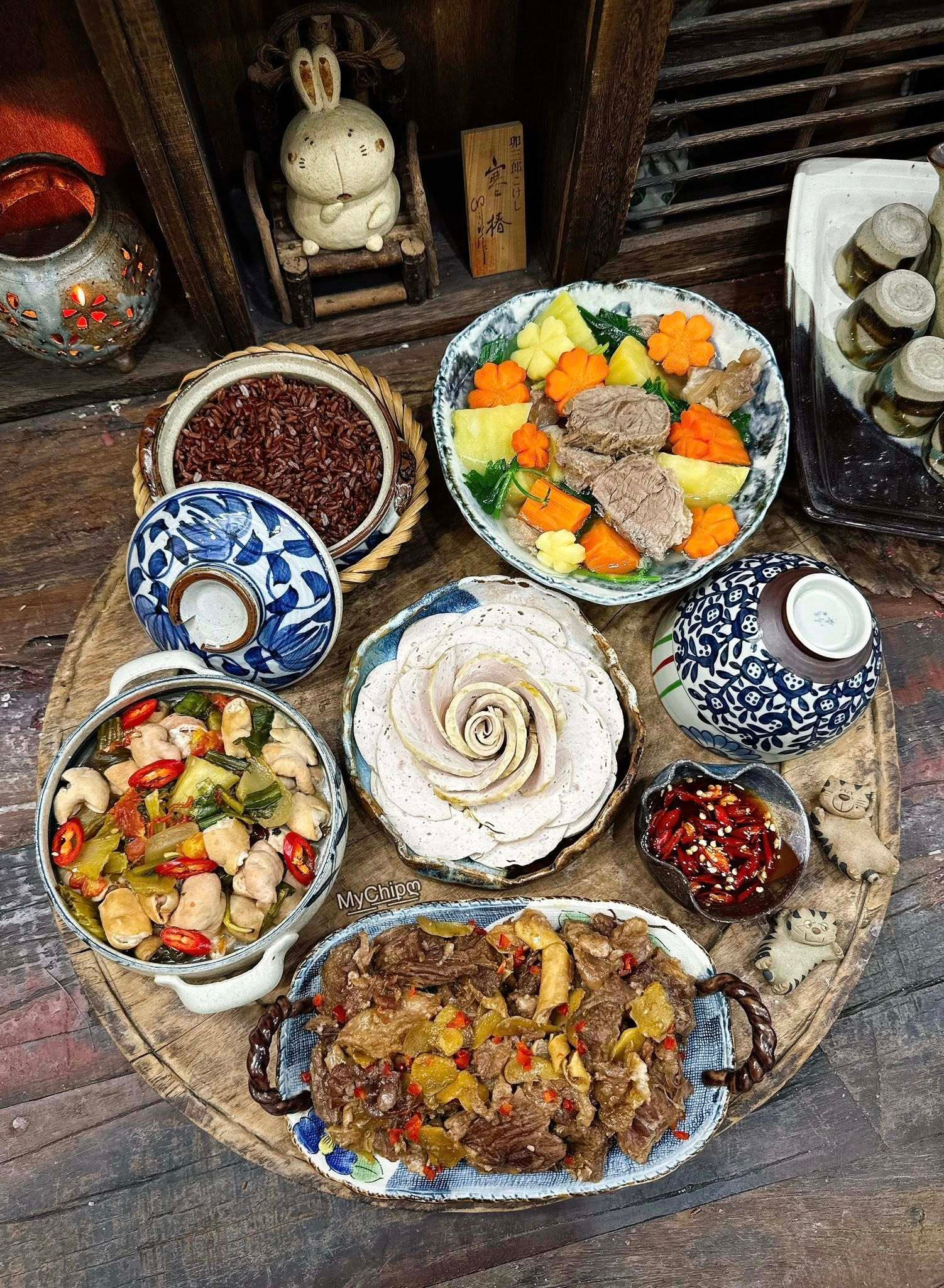 Thực đơn gồm món canh khoai tây ninh thit bò, lòng xào dưa, giò chấm mắm, thịt kho gừng.