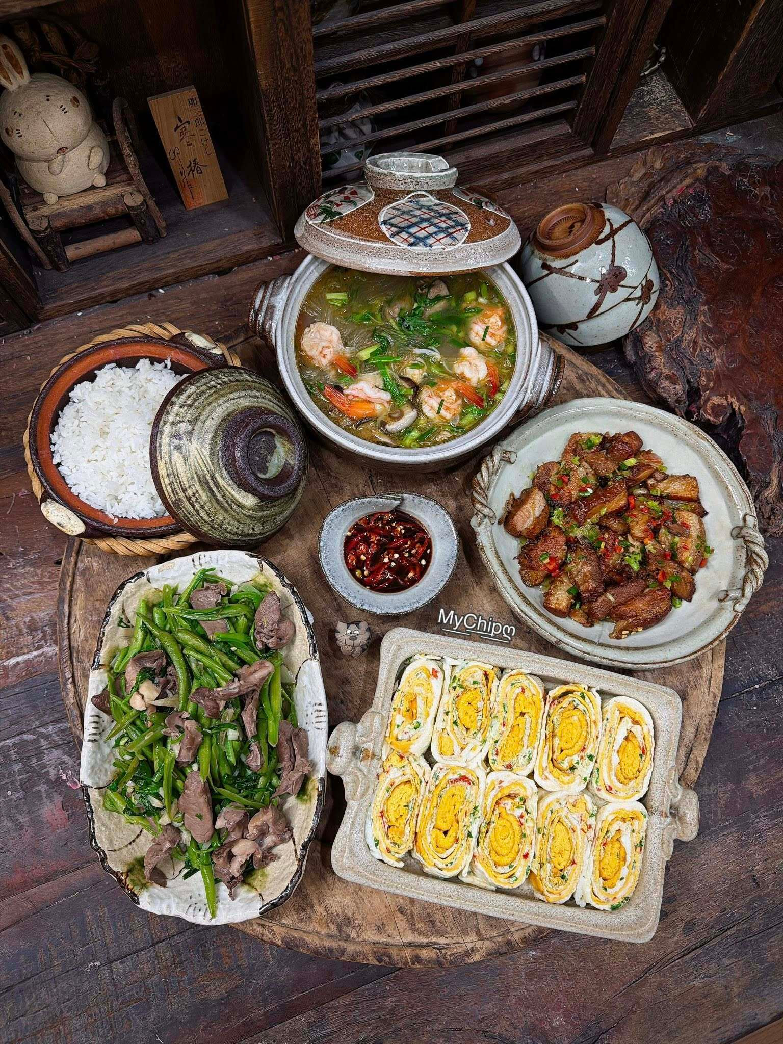 Bữa ăn này có miến nấu tôm, đỗ xào tim, thit rang cháy cạnh, trứng rán.