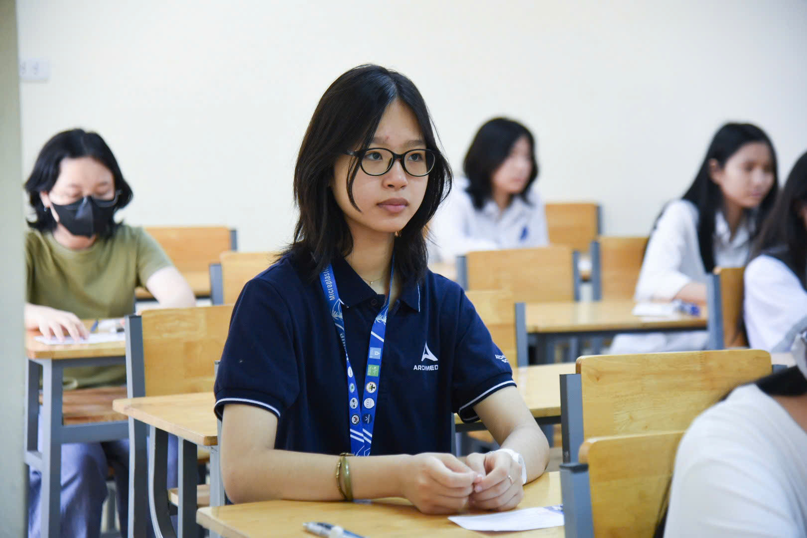 Áp lực thi cử khiến nhiều gia đình lựa chọn cho con học thêm từ sớm.