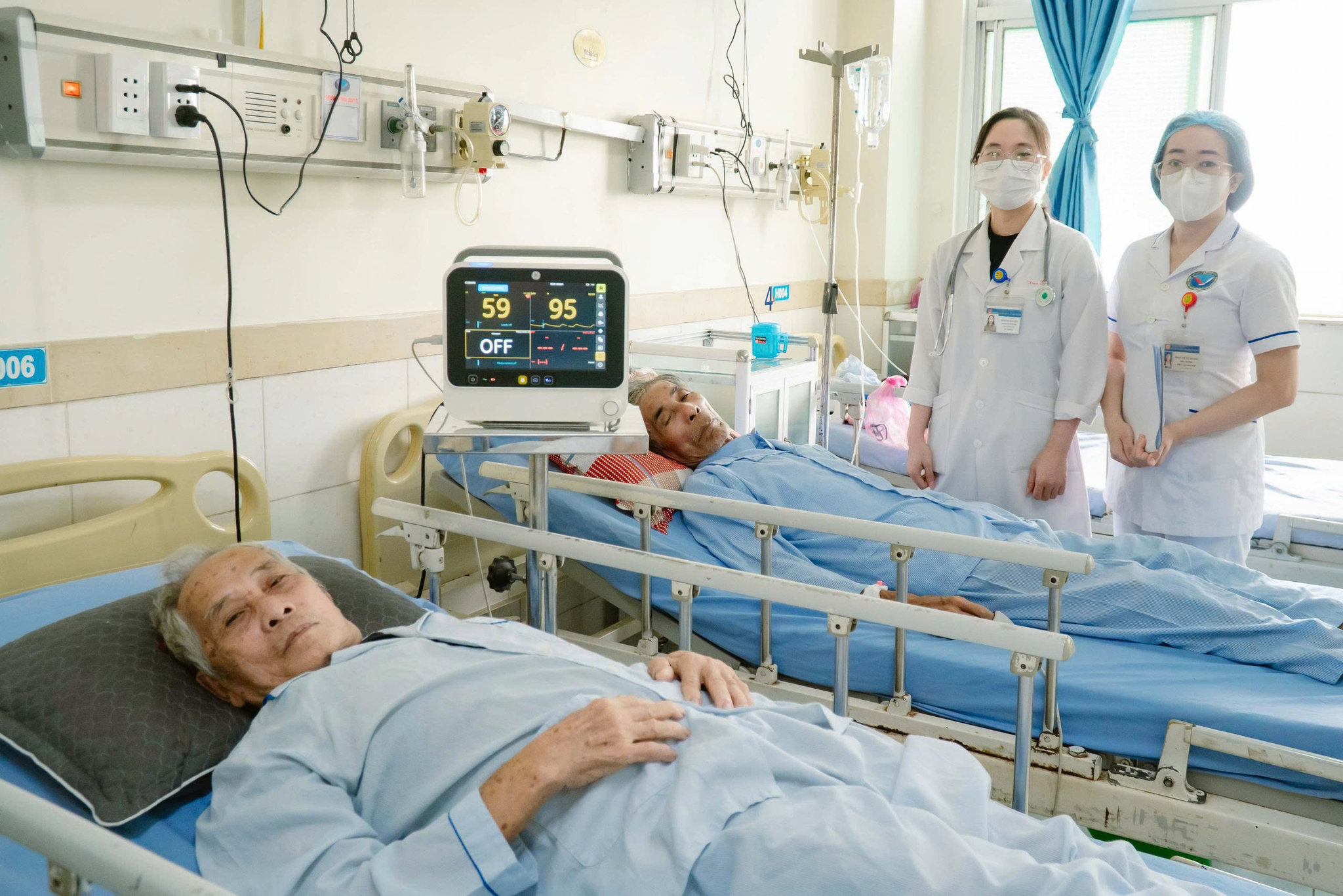 Hai cụ ông đột quỹ não được cấp cứu kịp thời. (Ảnh: Bùi Huân)
