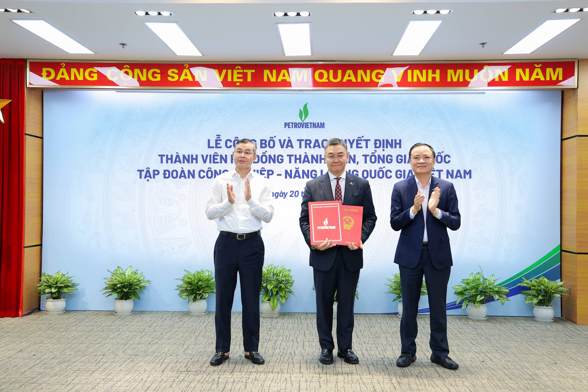 chu-tich-hdtv-petrovietnam-le-ngoc-son-trao-quyet-dinh-bo-nhiem-ong-le-manh-cuong-giu-chuc-vu-tong-giam-doc-tap-doan-1-.jpg