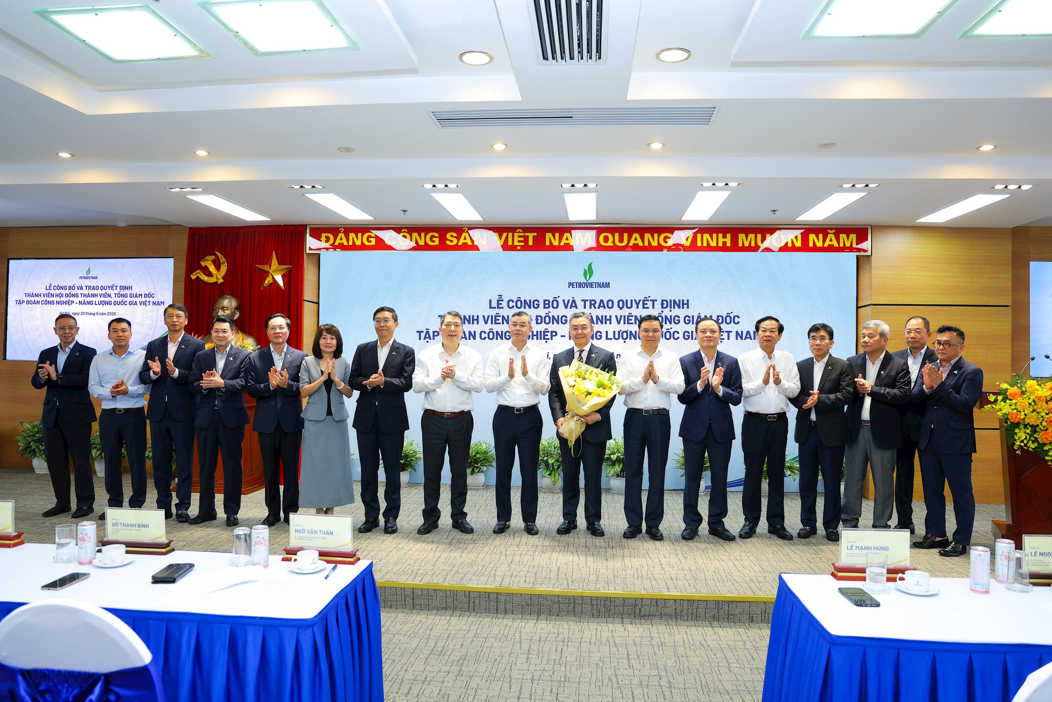 lanh-dao-cac-bo-nganh-tap-doan-chuc-mung-tan-thanh-vien-hdtv-tong-giam-doc-petrovietnam-le-manh-cuong-1-.jpg