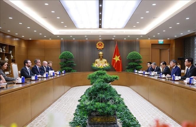 thủ tướng lê minh hưng tiếp Đại sứ anh tại việt nam iain frew hình ảnh 1 thu tuong le minh hung tiep Dai su anh tai viet nam iain frew hinh anh 1
