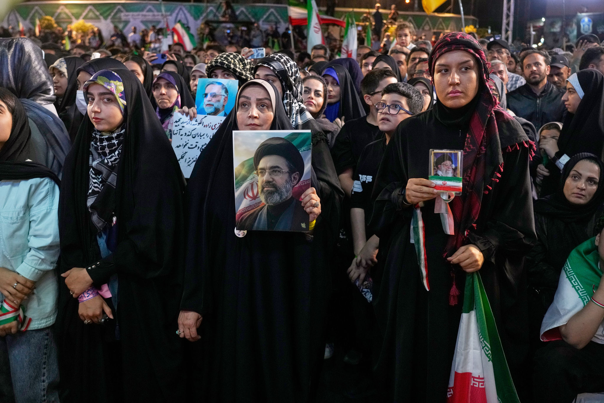 Người dân Iran sát cánh chống cuộc tấn công của Mỹ - Israel.