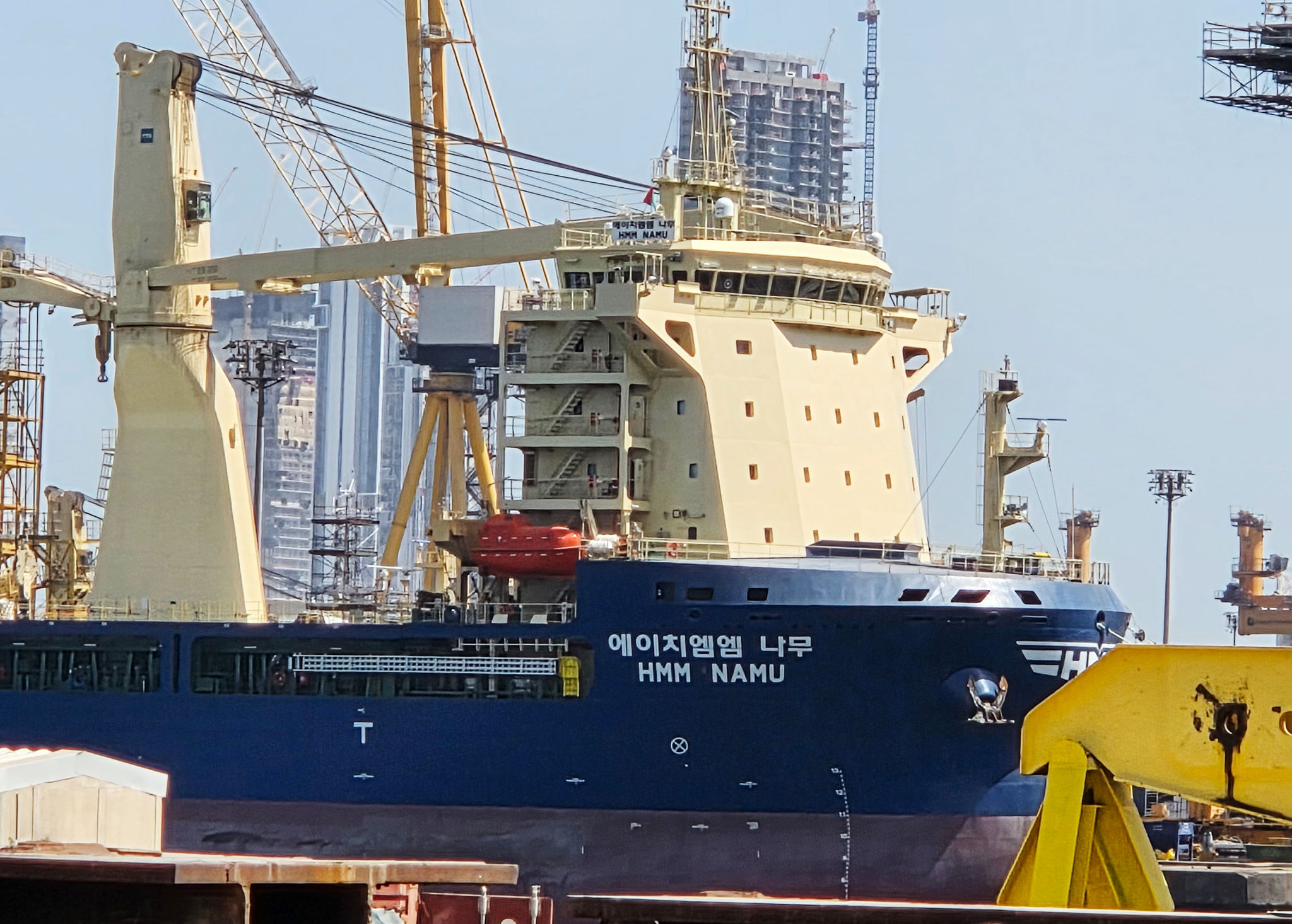 Tàu HMM NAMU do Hàn Quốc vận hành neo đậu tại một cảng ở Dubai, Các Tiểu vương quốc Ả Rập Thống nhất, sau khi bị hư hại do hỏa hoạn xảy ra sau một vụ nổ ở eo biển Hormuz. (Ảnh: AP)
