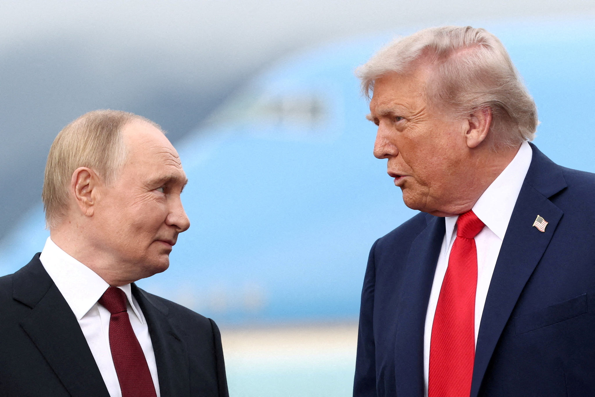 Tổng thống Nga Vladimir Putin và Tổng thống Mỹ Donald Trump tại hội nghị thượng đỉnh ở Anchorage, bang Alaska (Mỹ) (Ảnh: Reuters)