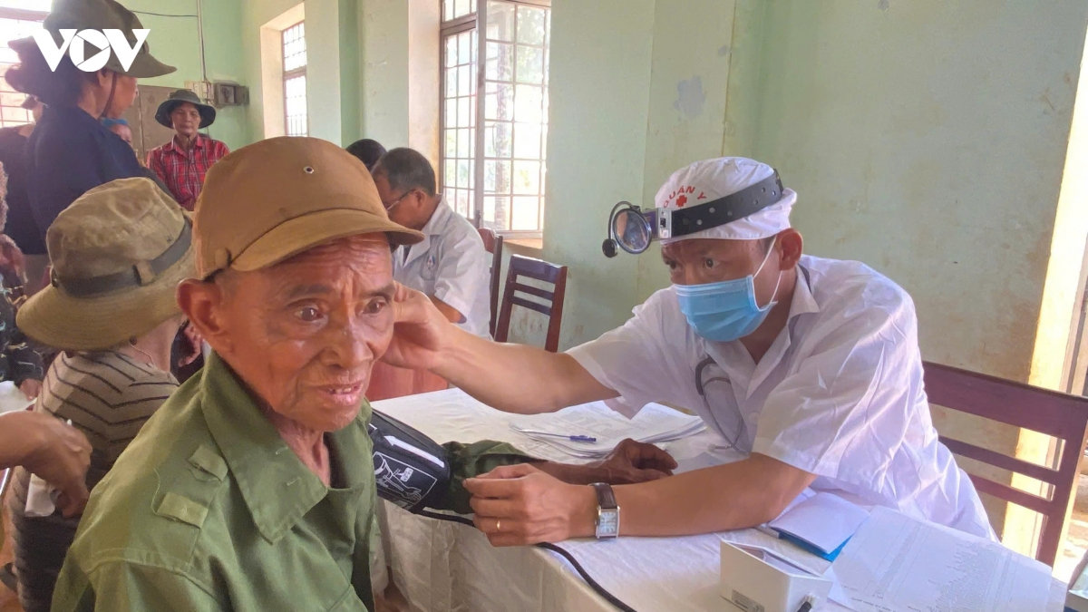 bộ đội biên phòng gia lai chăm sóc sức khỏe người dân vùng biên giới hình ảnh 2 bo doi bien phong gia lai cham soc suc khoe nguoi dan vung bien gioi hinh anh 2