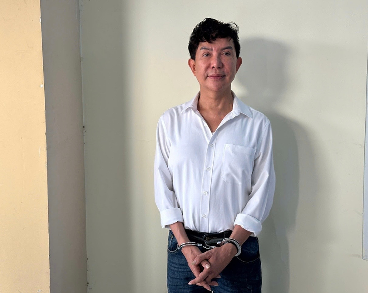 Ca sĩ Long Nhật tại cơ quan điều tra