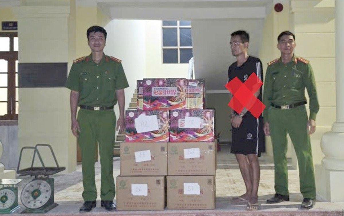Bị can Trần Văn Hường (x) vận chuyển 255,87 kg pháo nổ.