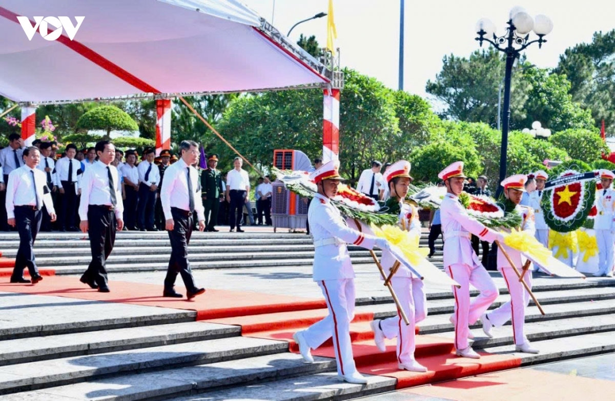 Thủ tướng và đoàn công tác dâng hoa tại lễ viếng, truy điệu, an táng 28 hài cốt liệt sĩ.