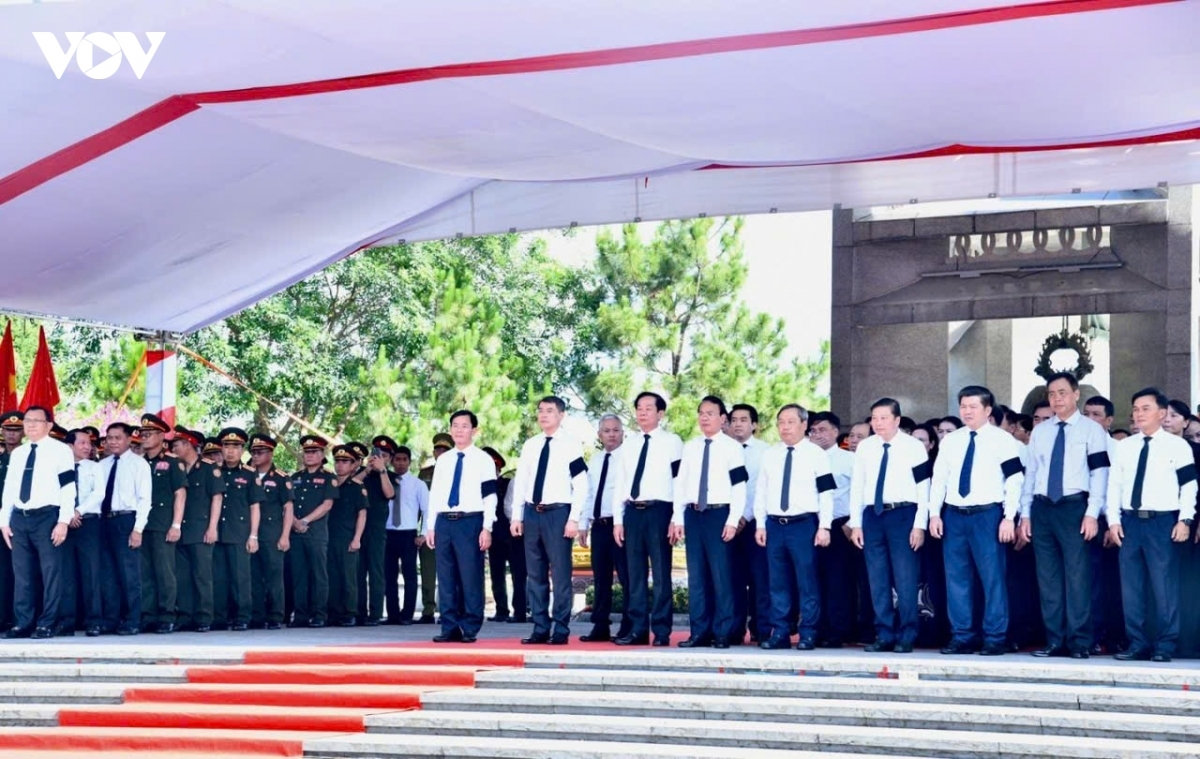 Thủ tướng Lê Minh Hưng dự lễ viếng, truy điệu và an táng 28 hài cốt liệt sĩ quân tình nguyện, chuyên gia Việt Nam hy sinh tại Lào trong thời kỳ chiến tranh.