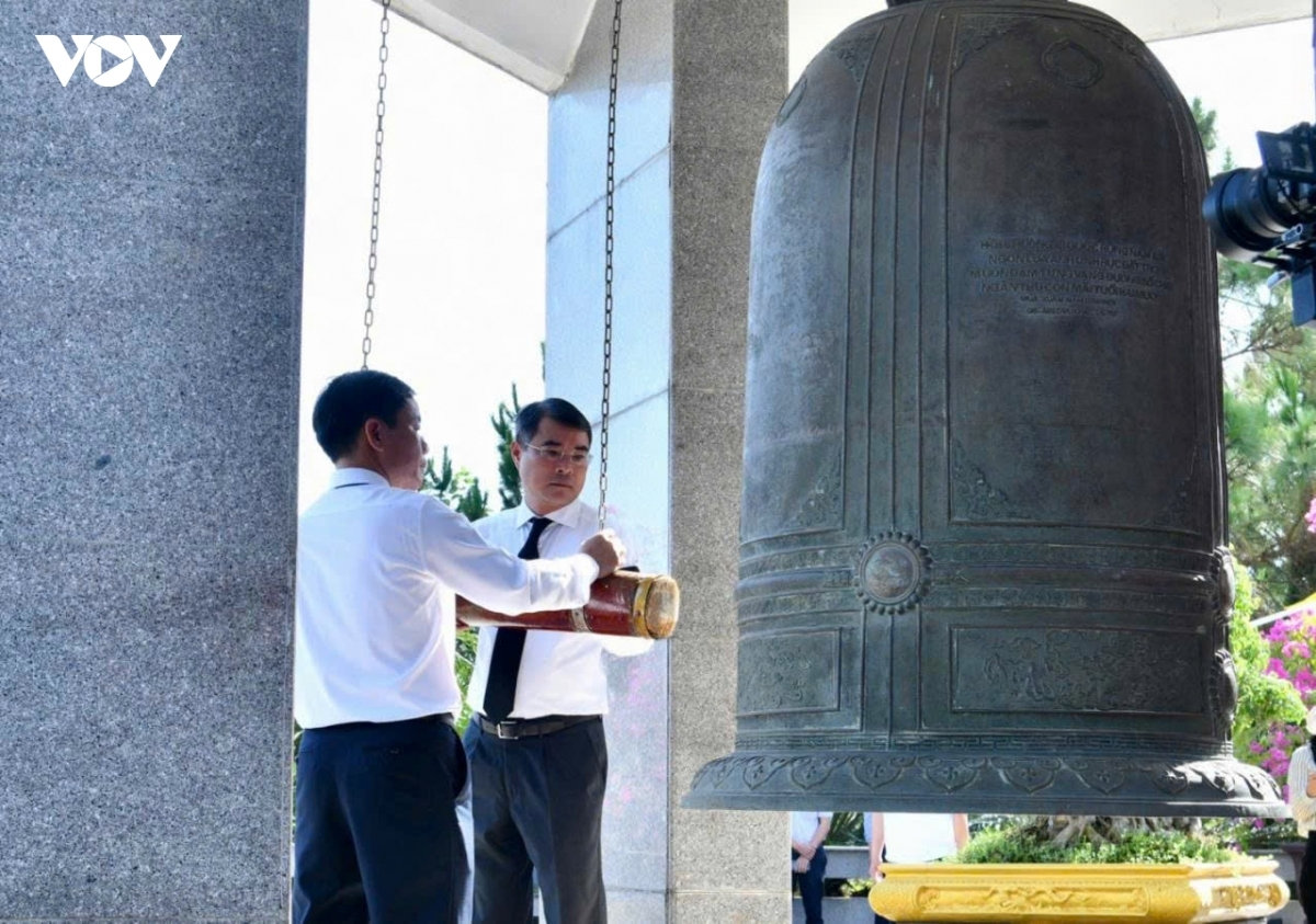 Thủ tướng Lê Minh Hưng thỉnh chuông cầu siêu cho các anh hùng, liệt sĩ tại buổi lễ.