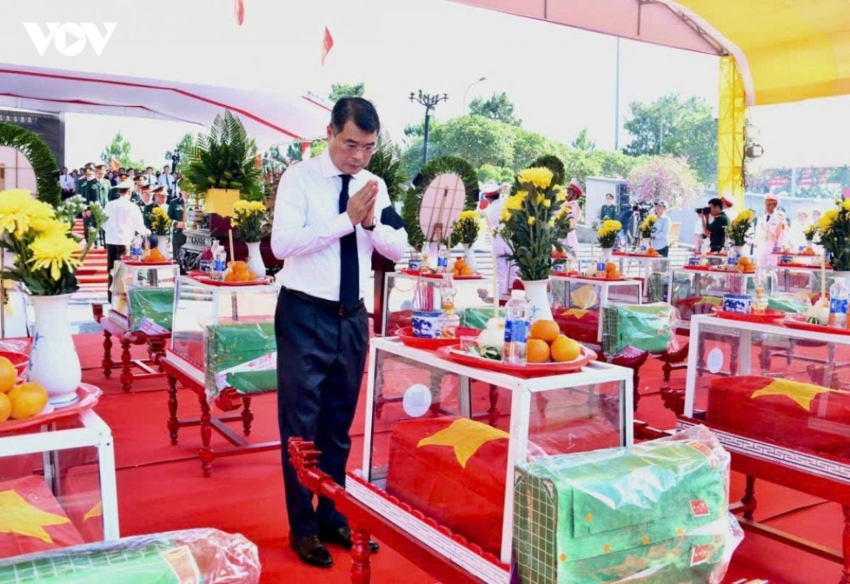 Thủ tướng thành kính tưởng nhớ, bày tỏ lòng biết ơn vô hạn đối với những người con ưu tú của Tổ quốc đã anh dũng chiến đấu, hy sinh vì nghĩa vụ quốc tế cao cả.