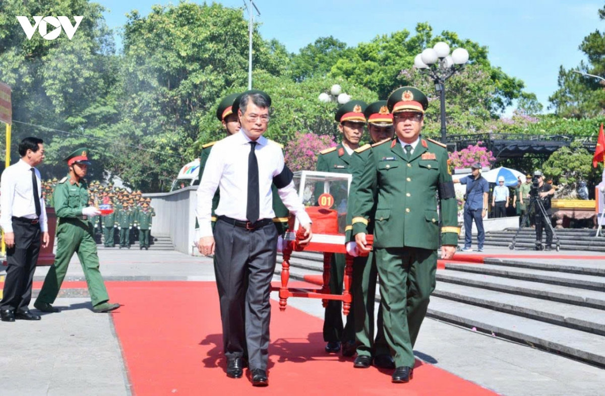Thủ tướng Lê Minh Hưng và các đại biểu tại lễ an táng 28 hài cốt liệt sĩ quân tình nguyện, chuyên gia Việt Nam hy sinh tại Lào trong thời kỳ chiến tranh.