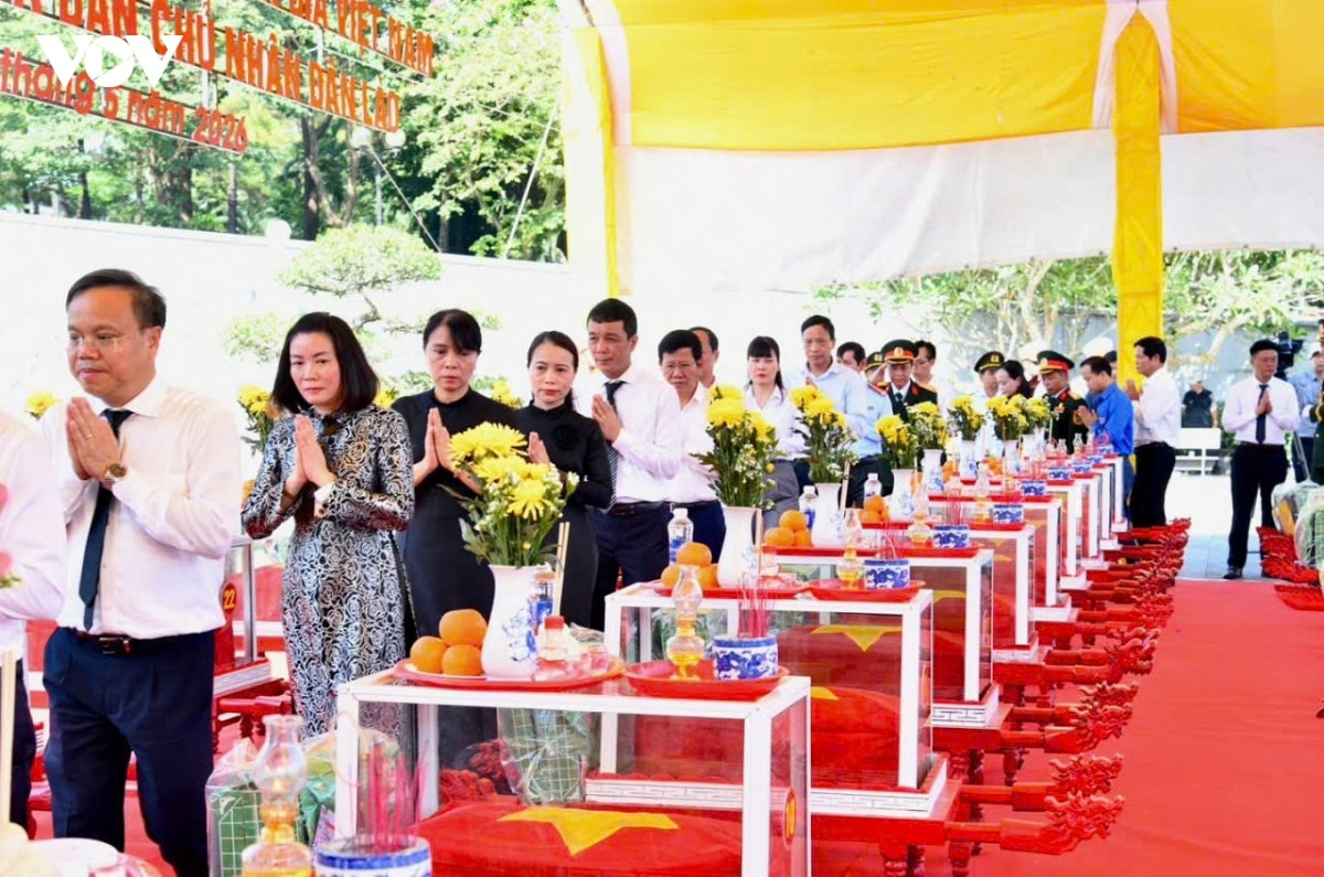 Các đại biểu thắp hương viếng 28 liệt sĩ quân tình nguyện, chuyên gia Việt Nam.