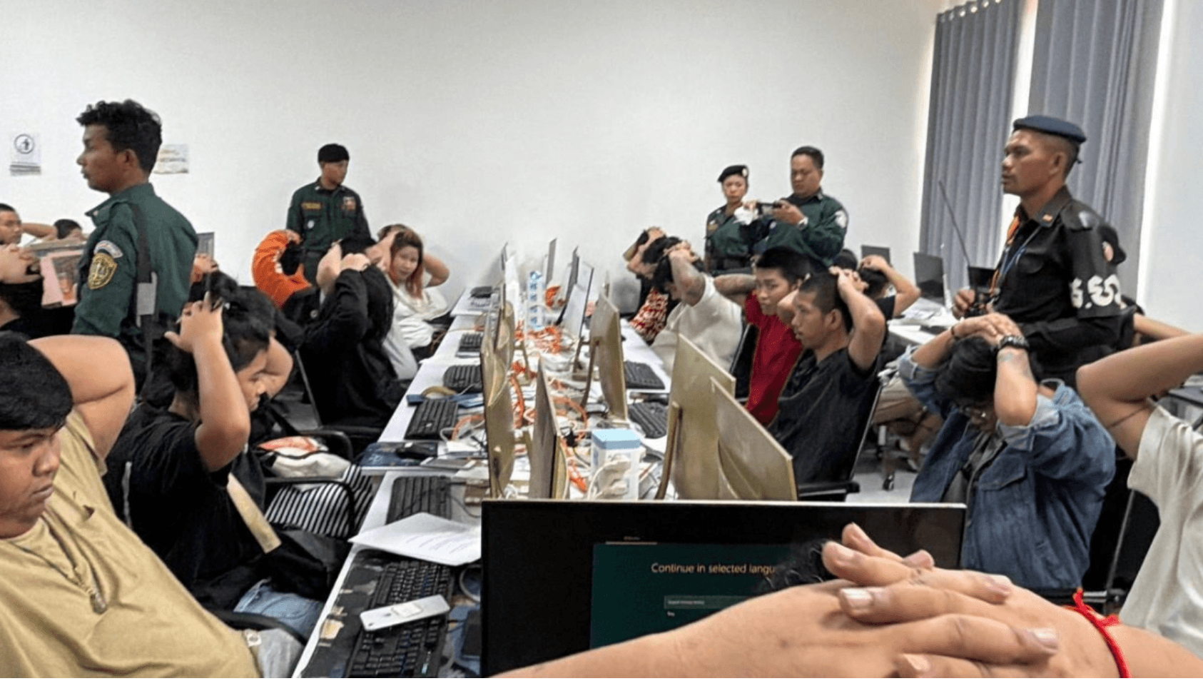 Lực lượng chức năng Campuchia triệt phá các tụ điểm lừa đảo công nghệ cao.