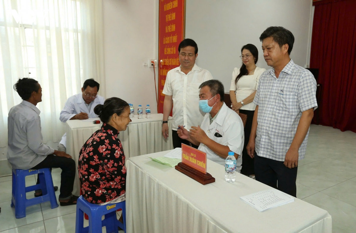 khám bệnh, tặng quà cho 200 hộ nghèo, hộ có hoàn cảnh khó khăn tại cần thơ hình ảnh 1 kham benh, tang qua cho 200 ho ngheo, ho co hoan canh kho khan tai can tho hinh anh 1