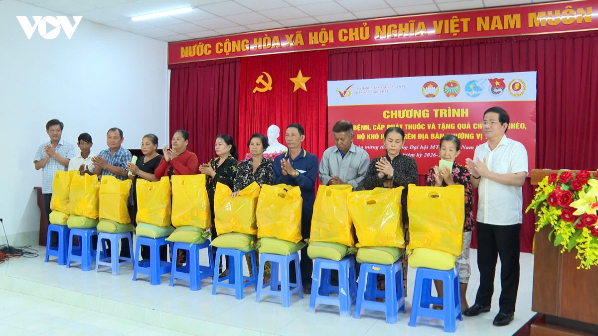 khám bệnh, tặng quà cho 200 hộ nghèo, hộ có hoàn cảnh khó khăn tại cần thơ hình ảnh 2 kham benh, tang qua cho 200 ho ngheo, ho co hoan canh kho khan tai can tho hinh anh 2