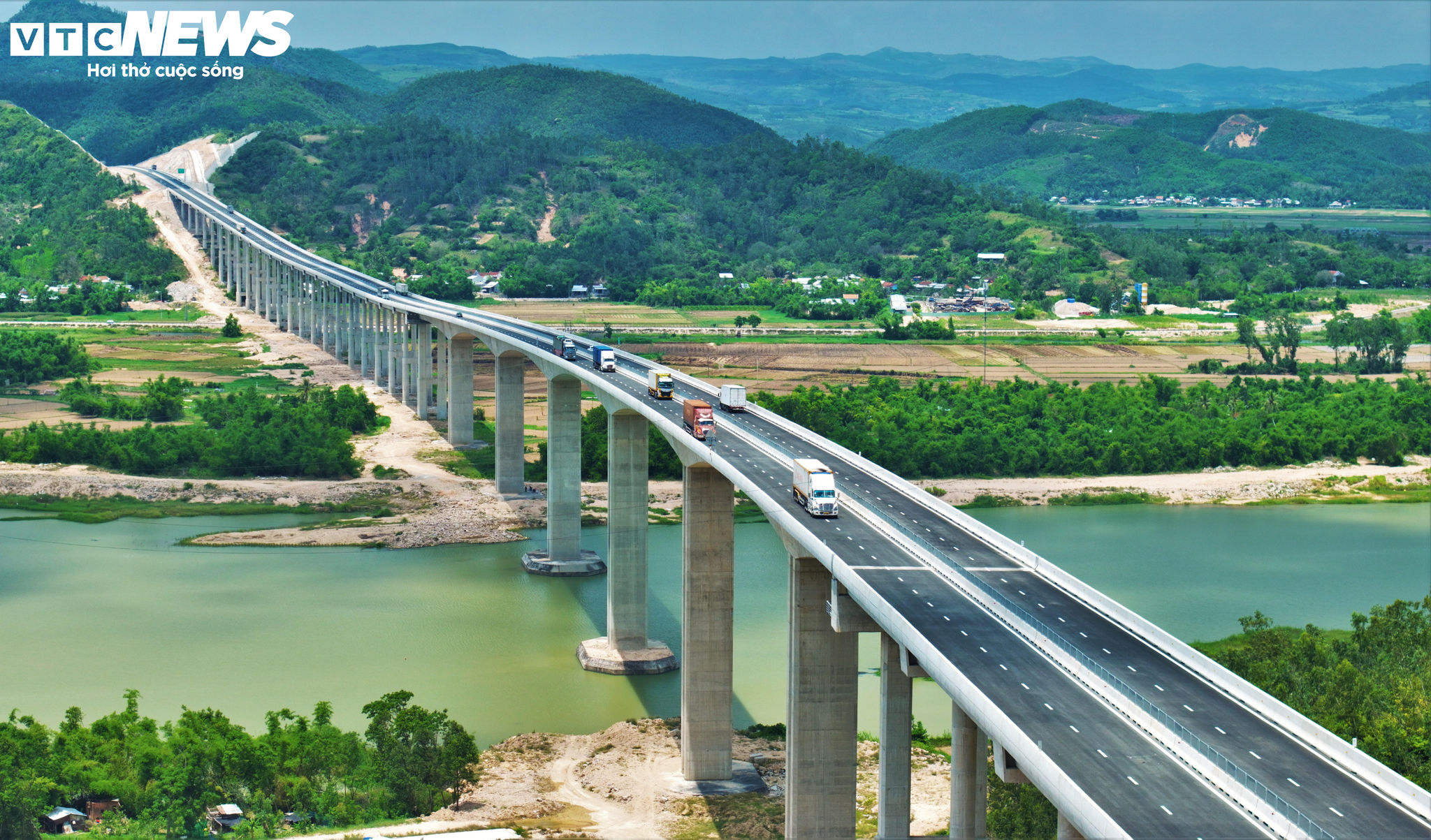 Đầu tiên là công trình cầu Kỳ Lộ, một trong những cây cầu có quy mô lớn và vị trí thi công thách thức nhất của dự án.