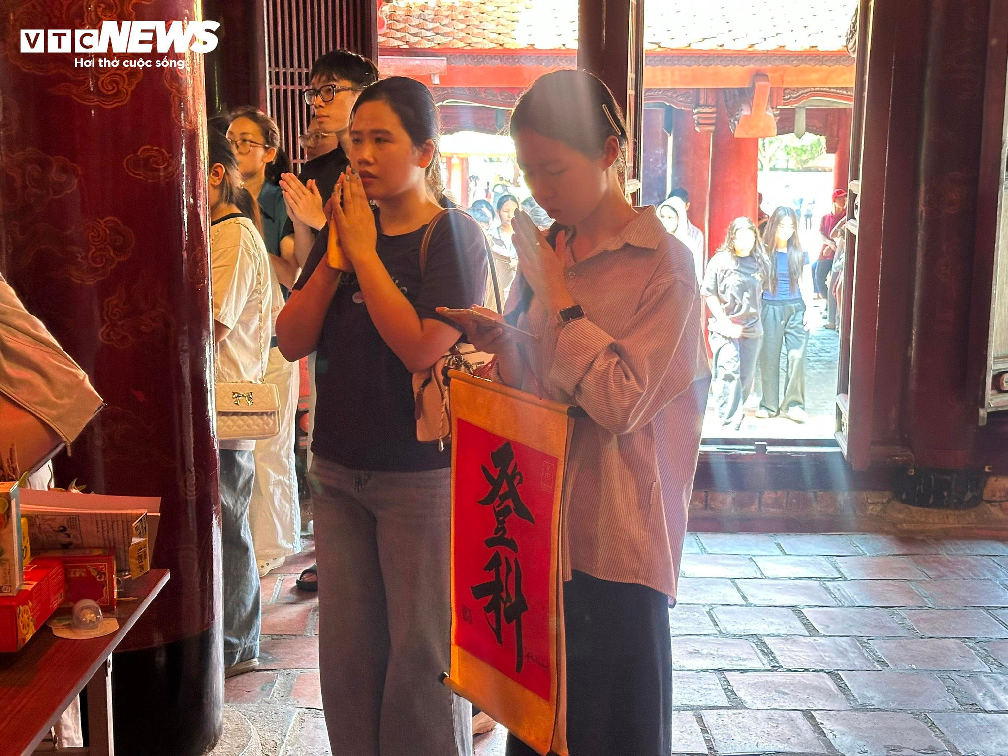Rất đông học sinh, phụ huynh đến Văn Miếu - Quốc tử giám trước kỳ thi quan trọng để