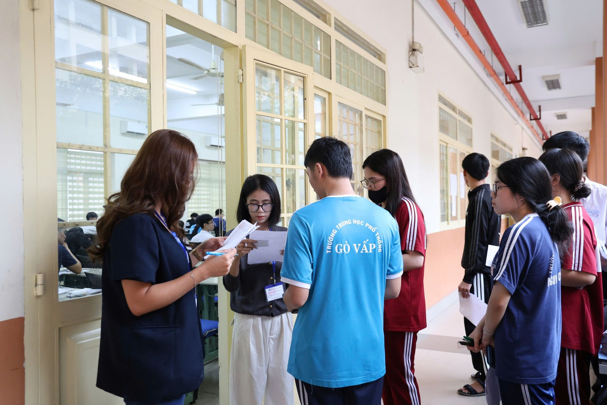 Thí sinh làm thủ tục thi tại điểm thi Trường ĐH KHXH và NV. (Ảnh: ĐHQG TP.HCM)