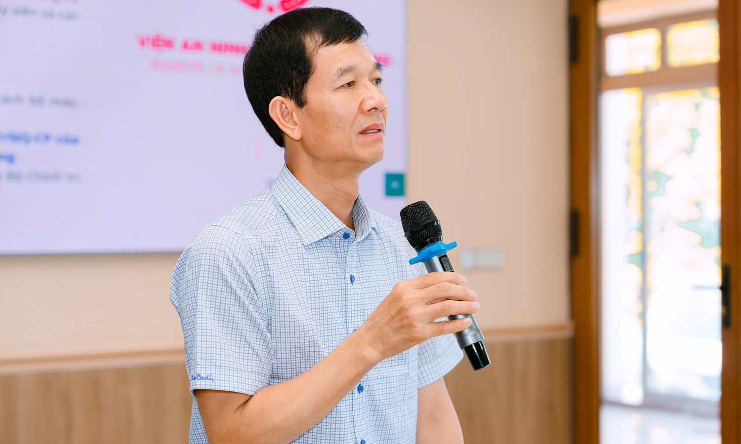 GS.TS Hoàng Đình Phi, Hiệu trưởng Trường Quản trị và Kinh doanh.