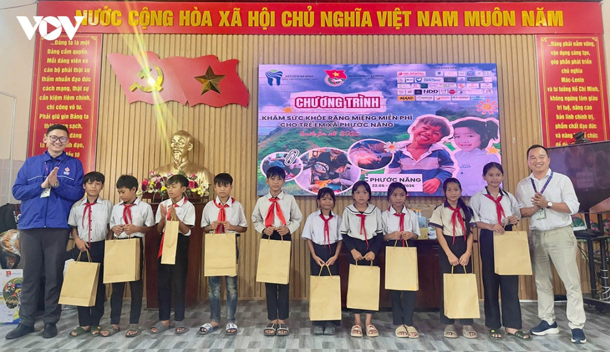 khám sức khỏe răng miệng miễn phí cho học sinh tại xã miền núi Đà nẵng hình ảnh 3 kham suc khoe rang mieng mien phi cho hoc sinh tai xa mien nui Da nang hinh anh 3