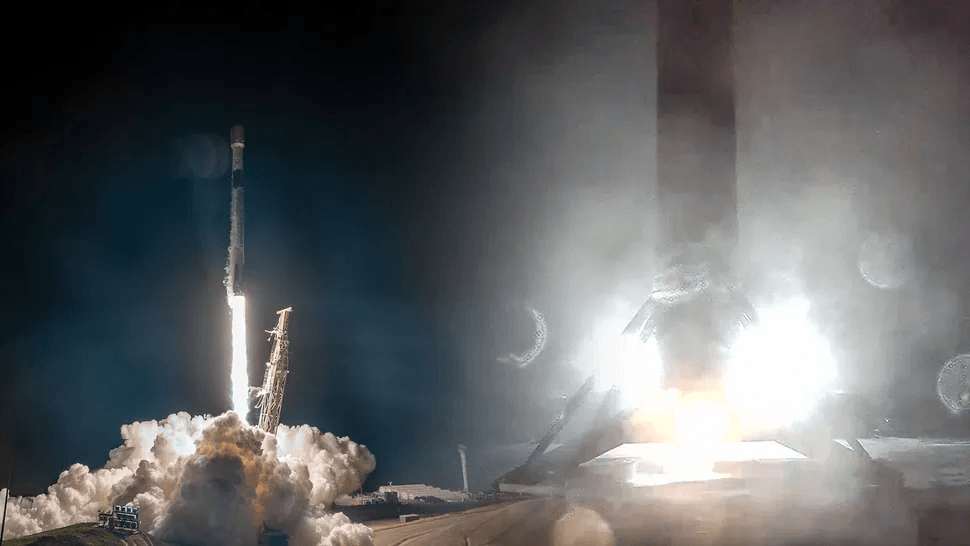 Hai tên lửa SpaceX Falcon 9, mỗi tên lửa mang theo vệ tinh Starlink, được phóng lên quỹ đạo. (Nguồn: SpaceX)