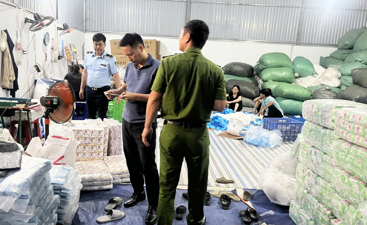 Đoàn liên ngành phát hiện lượng lớn miếng băng vệ sinh thành phẩm đạo nhái các nhãn hiệu như: “Kotex”, “Lisa”,