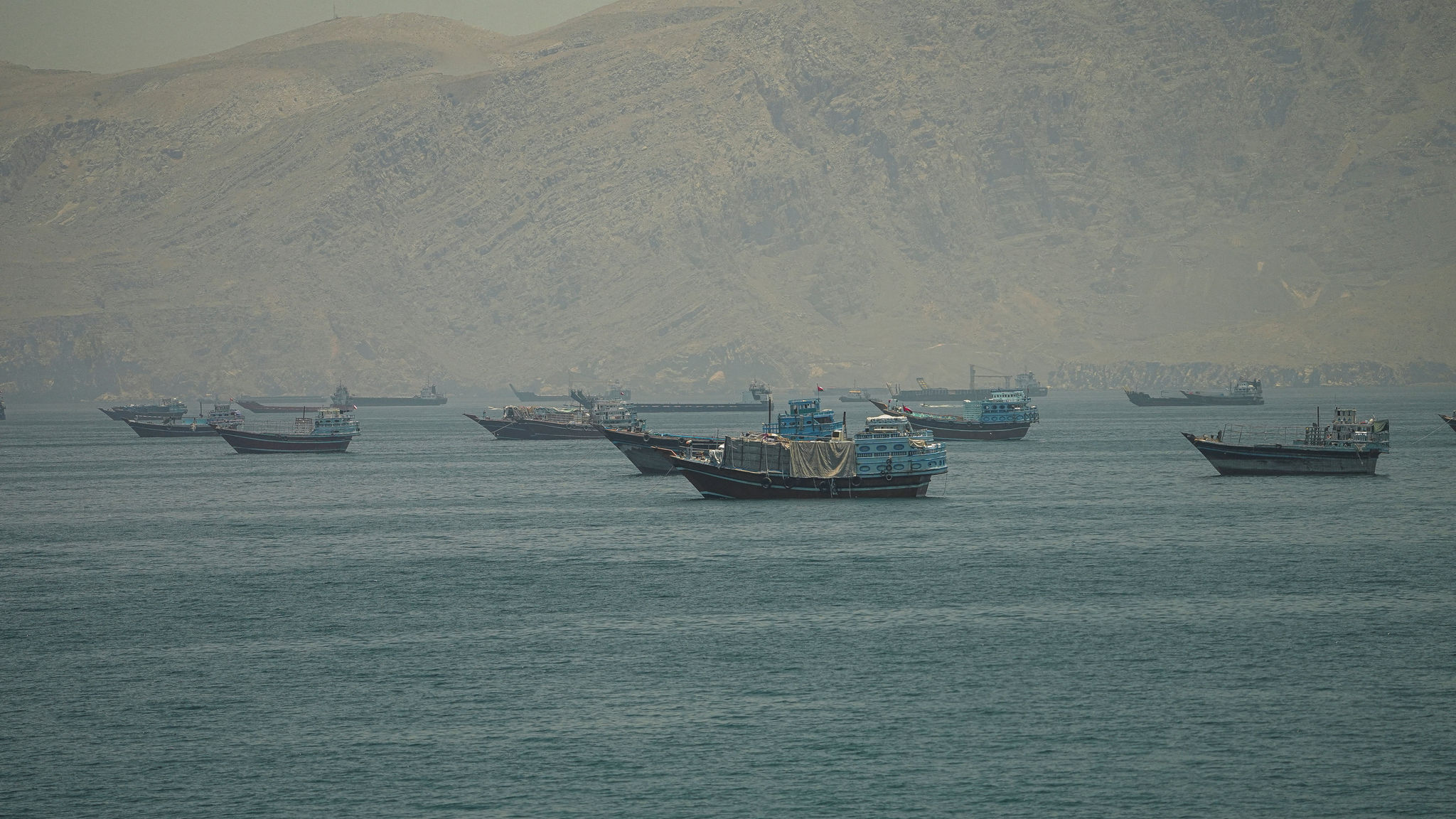 Các tàu thuyền di chuyển qua eo biển Hormuz nhìn từ Musandam, Oman ngày 25/5/2026. (Ảnh: Reuters)