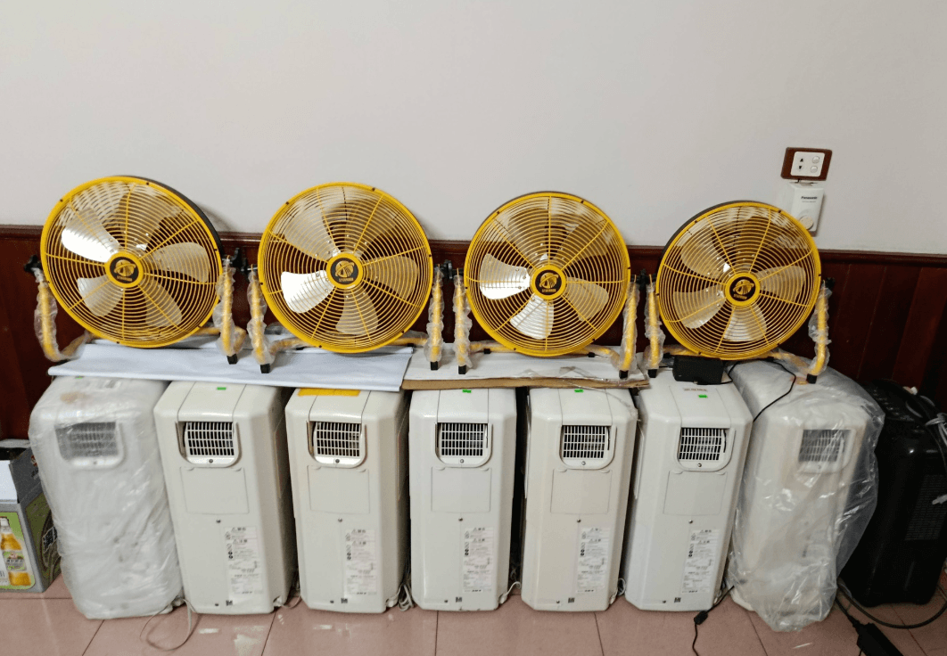 Các sản phẩm quạt tích điện được săn lùng trong những ngày nắng nóng cao điểm.