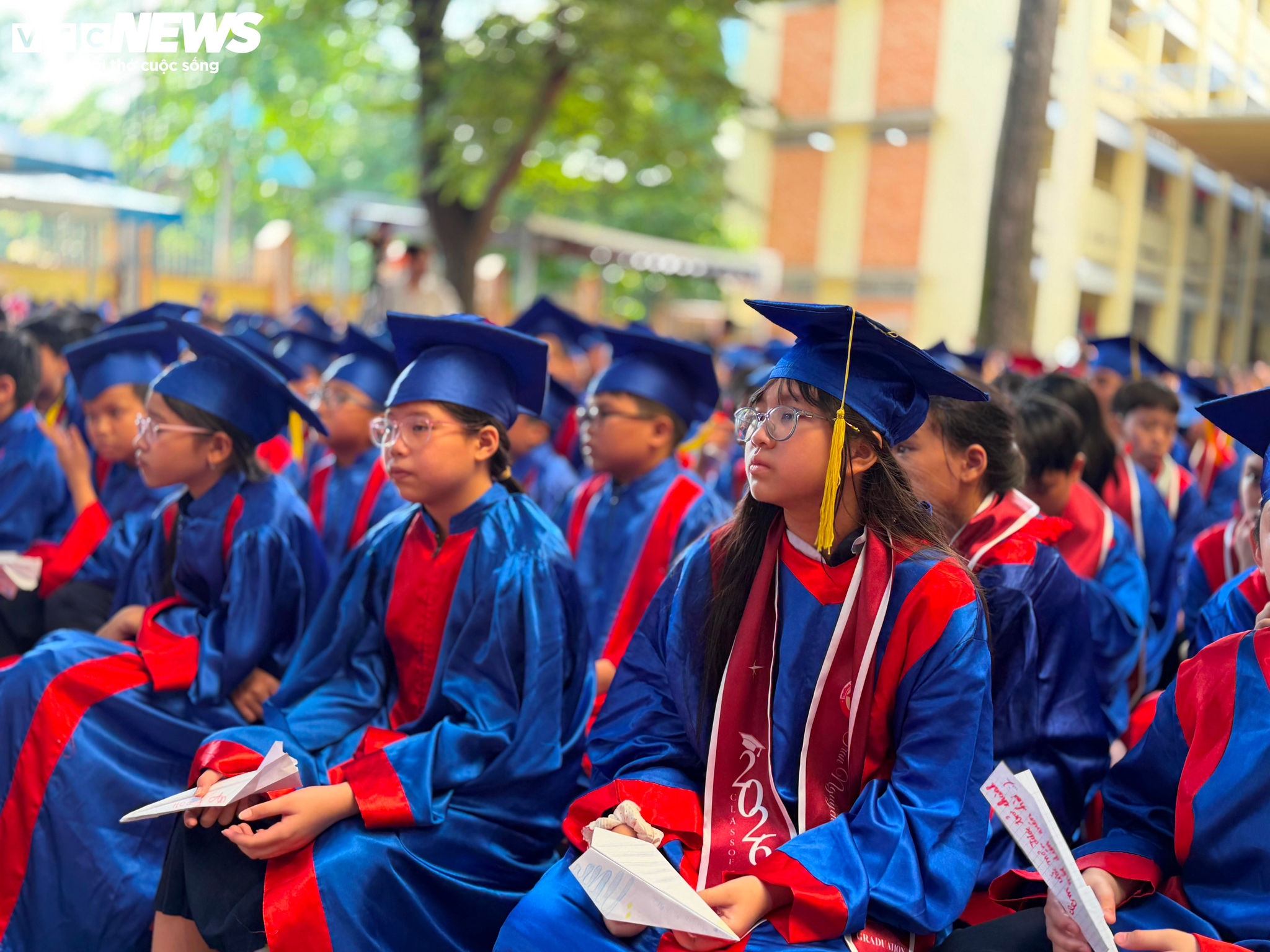 Sáng 26/5, trường Tiểu học Nguyễn Bỉnh Khiêm (phường Sài Gòn, TP.HCM) tổ chức Lễ Tổng kết, tri ân và trưởng thành cho học sinh lớp 5 với buổi lễ với chủ đề “Cất cánh – Hành trình không quên”.