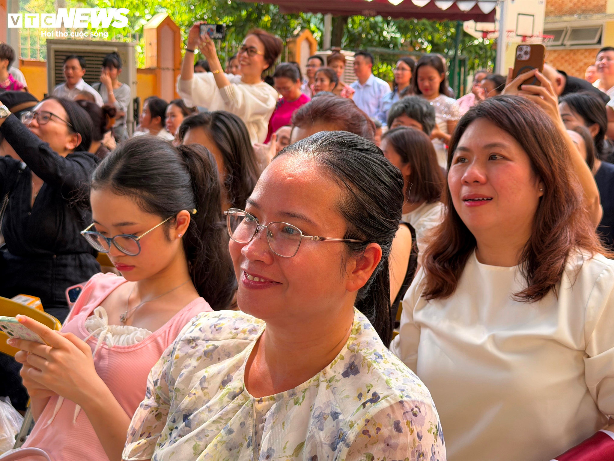 Phụ huynh bật khóc trong lễ tri ân của những học sinh ‘khai giảng online’ - 19
