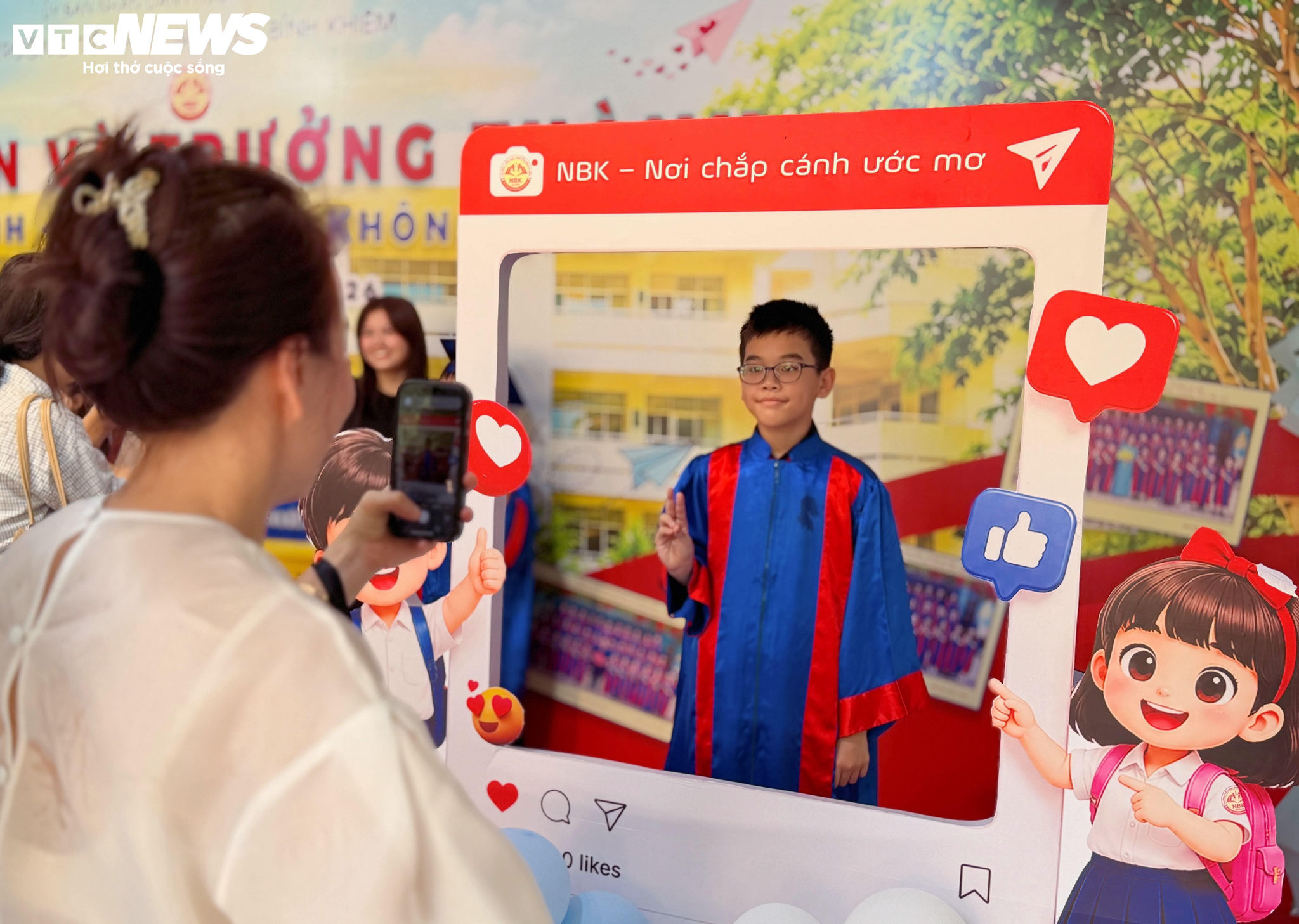 Nhiều phụ huynh tranh thủ ghi lại từng khoảnh khắc của con trong ngày cuối ở mái trường tiểu học.