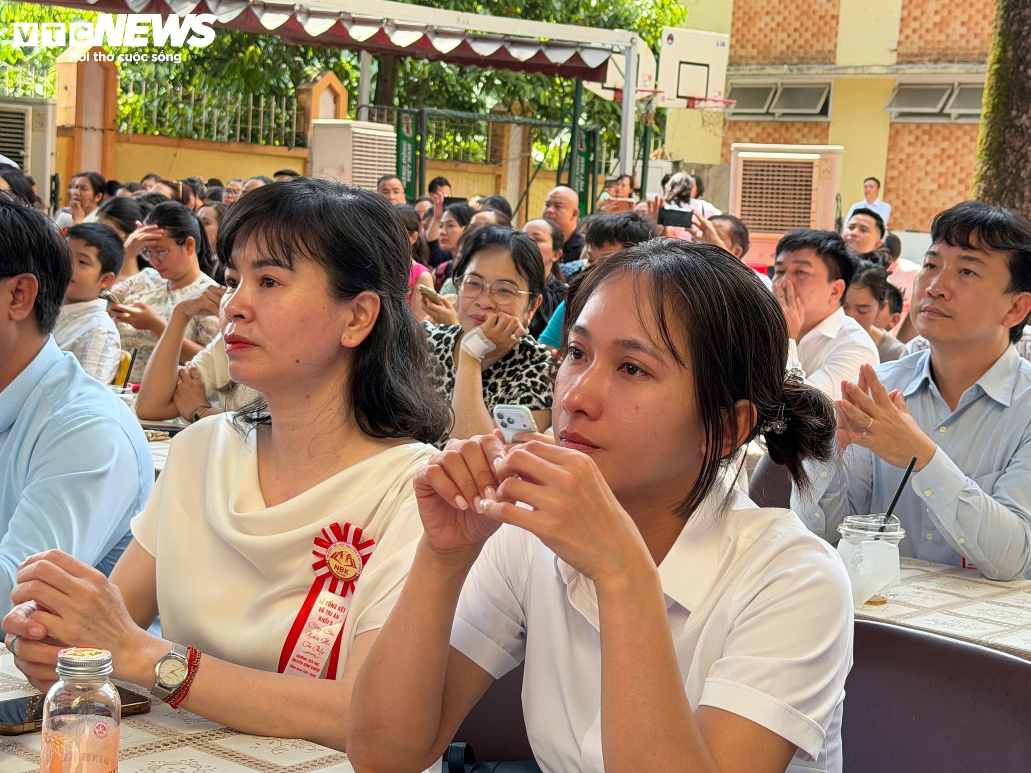 Phụ huynh bật khóc trong lễ tri ân của những học sinh ‘khai giảng online’ - 9