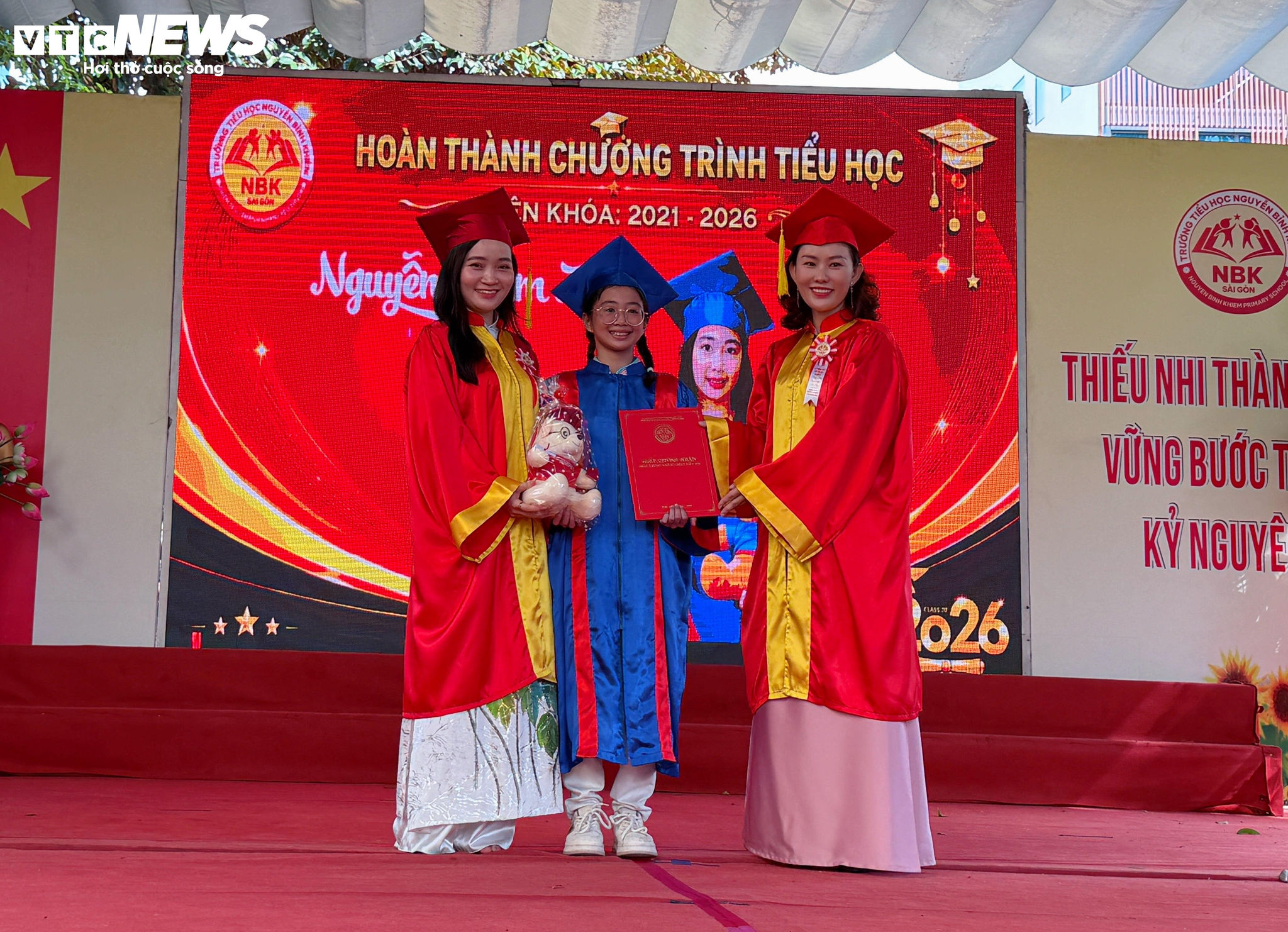 Học sinh lớp 5 nhận chứng nhận hoàn thành chương trình tiểu học đánh dấu cột mốc trưởng thành đầu tiên trước khi bước vào hành trình mới ở trường THCS.