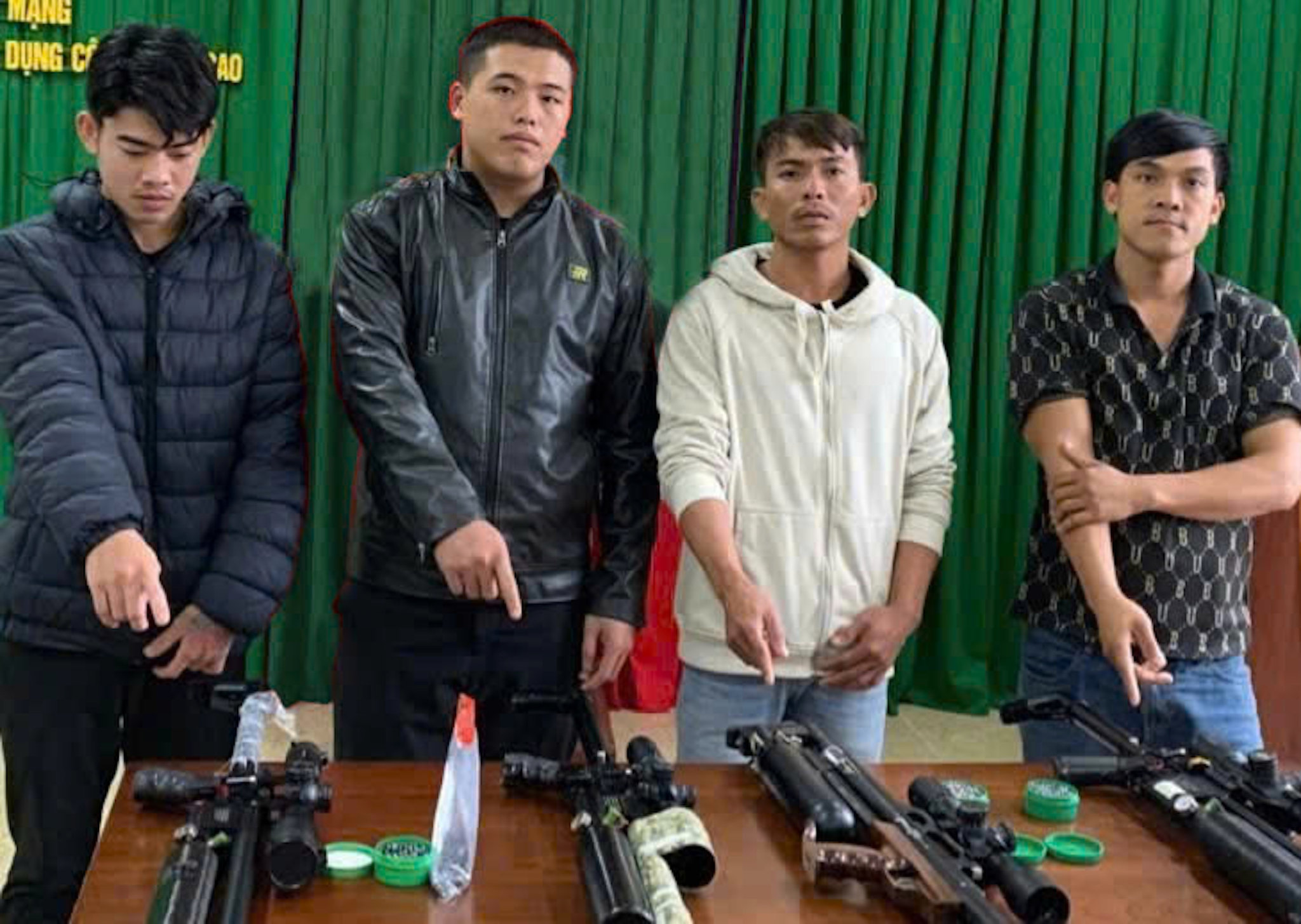 Công an TP Huế cũng liên tiếp phát hiện, bắt giữ những người có hành vi tàng trữ, rao bán vũ khí quân dụng trên mạng xã hội. (Ảnh: CACC)