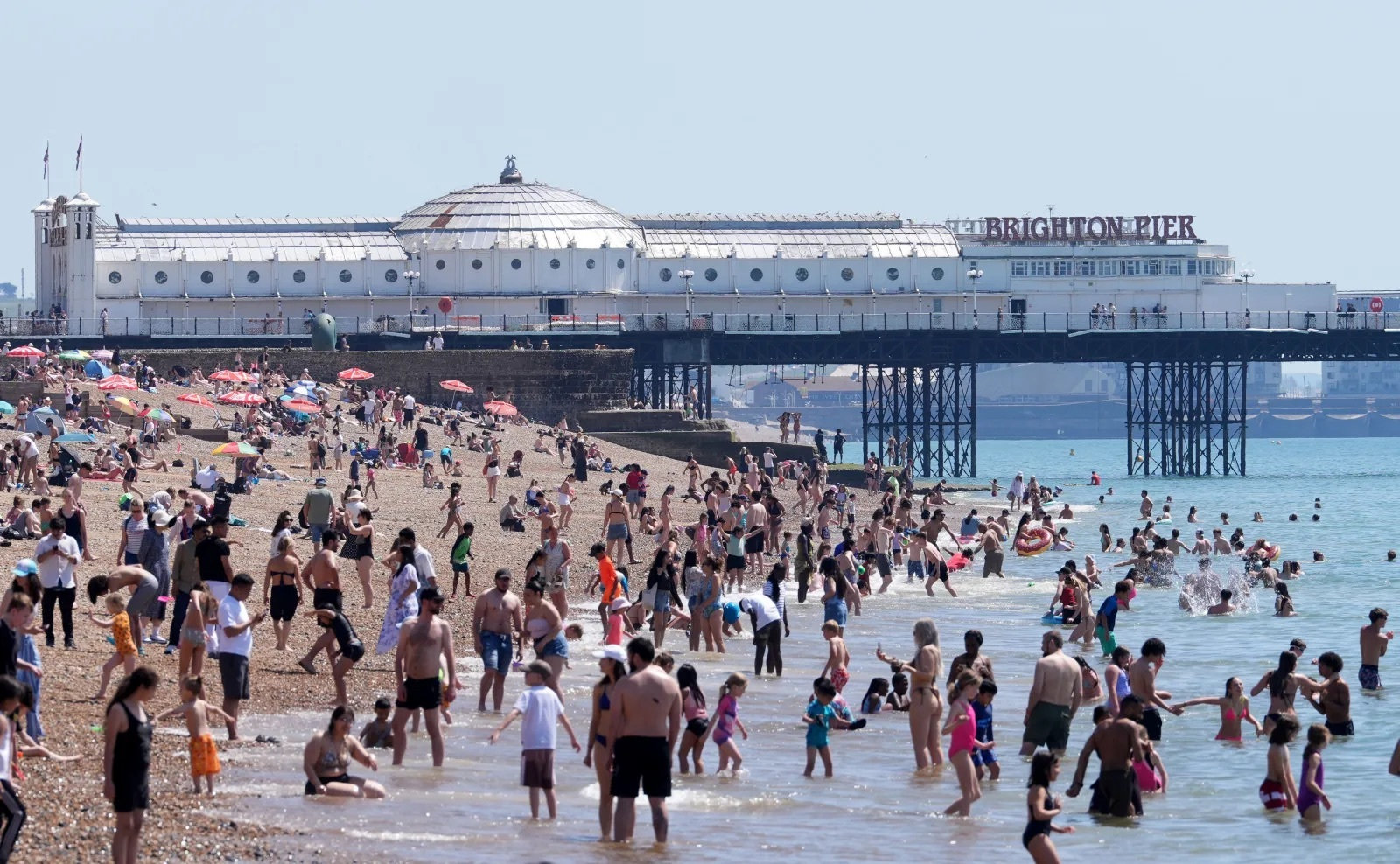 Người dân đổ về bãi biển Brighton ở East Sussex, Anh để tránh nóng giữa đợt nhiệt độ tăng cao ngày 26/5/2026. (Ảnh: Gareth Fuller/PA qua AP)