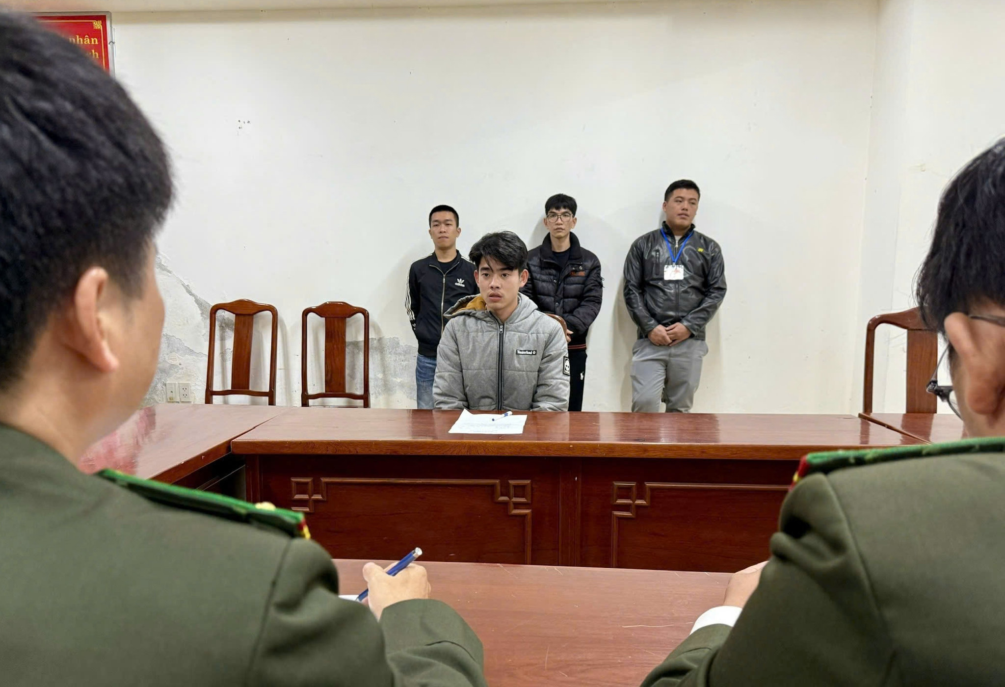 Cán bộ an ninh đang lấy lời khai của những người liên quan đến đường dây chế tạo súng nén hơi liên tỉnh. (Ảnh: CACC)