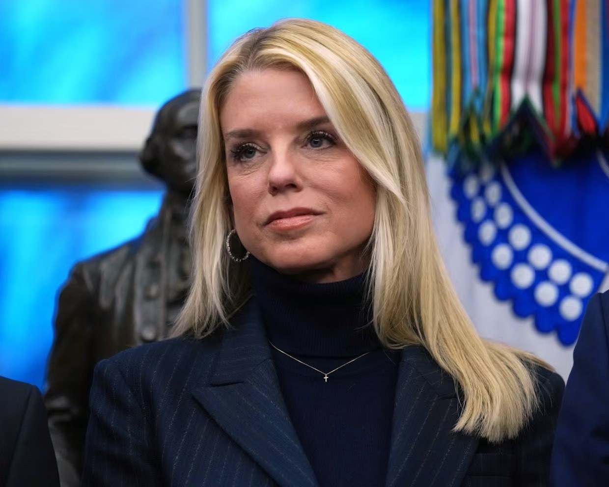Bà Pam Bondi tại Phòng Bầu dục của Nhà Trắng hồi tháng 1. (Ảnh: AP)