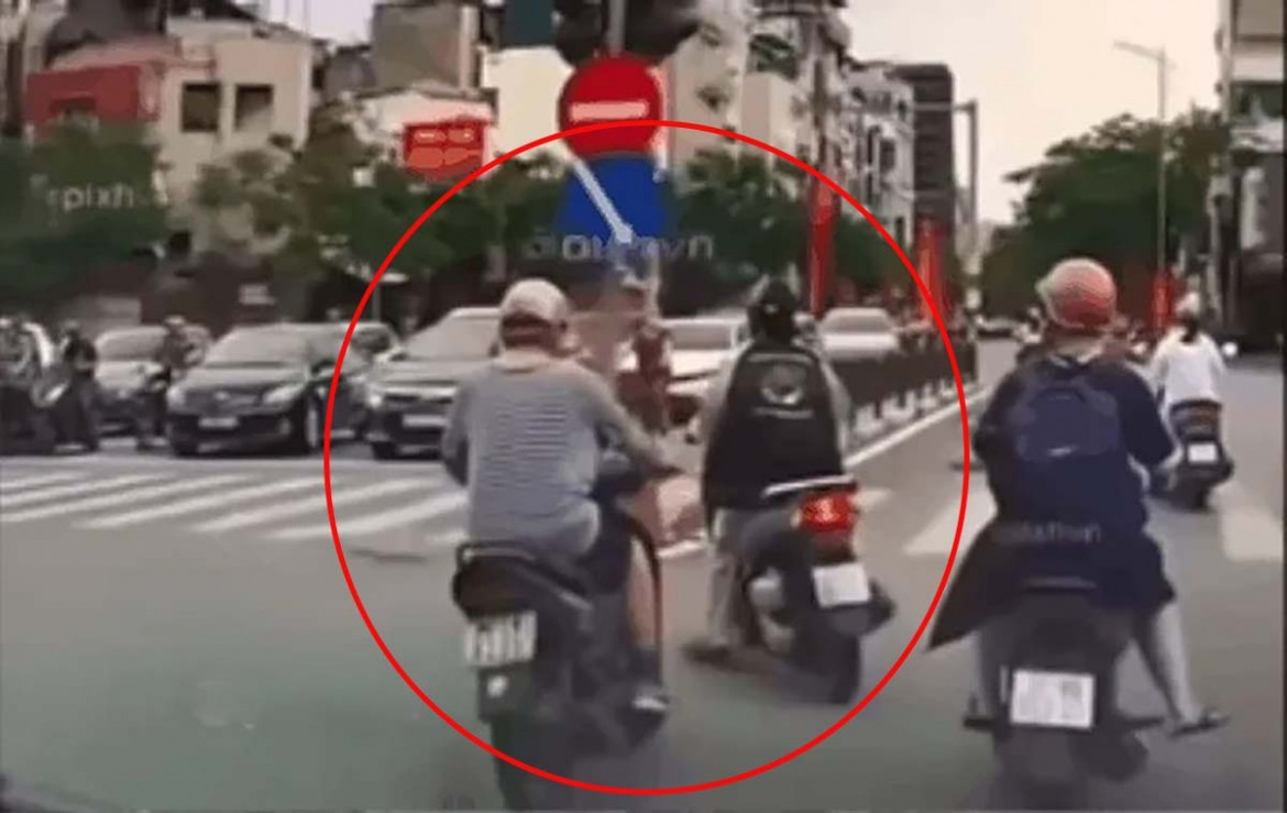 csgt hà nội xác minh, truy tìm cô gái tạt đầu xe máy gây tai nạn rồi bỏ chạy hình ảnh 1 csgt ha noi xac minh, truy tim co gai tat dau xe may gay tai nan roi bo chay hinh anh 1