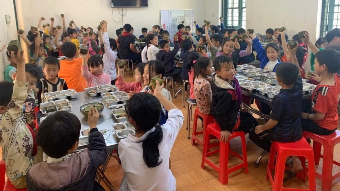 chinh phu ho tro tien an va gao cho hoc sinh noi tru hinh anh 1
