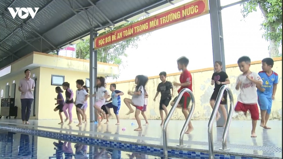 lớp học bơi đặc biệt ngày hè - nơi tiếng cười thay thế nỗi lo đuối nước hình ảnh 1 lop hoc boi dac biet ngay he - noi tieng cuoi thay the noi lo duoi nuoc hinh anh 1