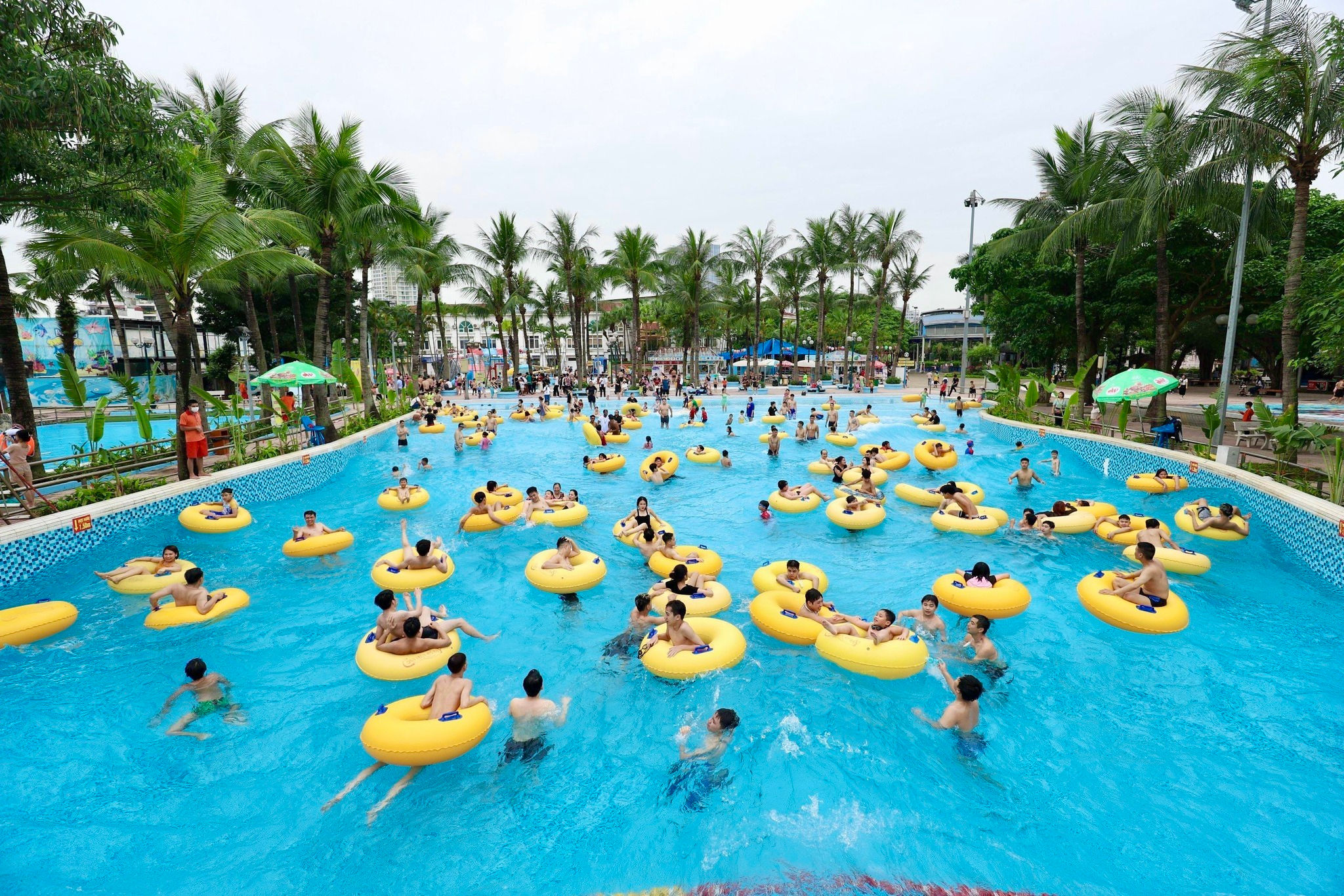 Công viên nước Hồ Tây là địa điểm vui chơi phù hợp với gia đình. (Ảnh: Công viên nước Hồ Tây)